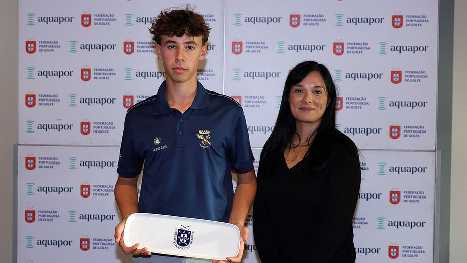 Luís António Silva com o troféu de campeão do torneio ao lado de Margarida Catrola da Aquapor