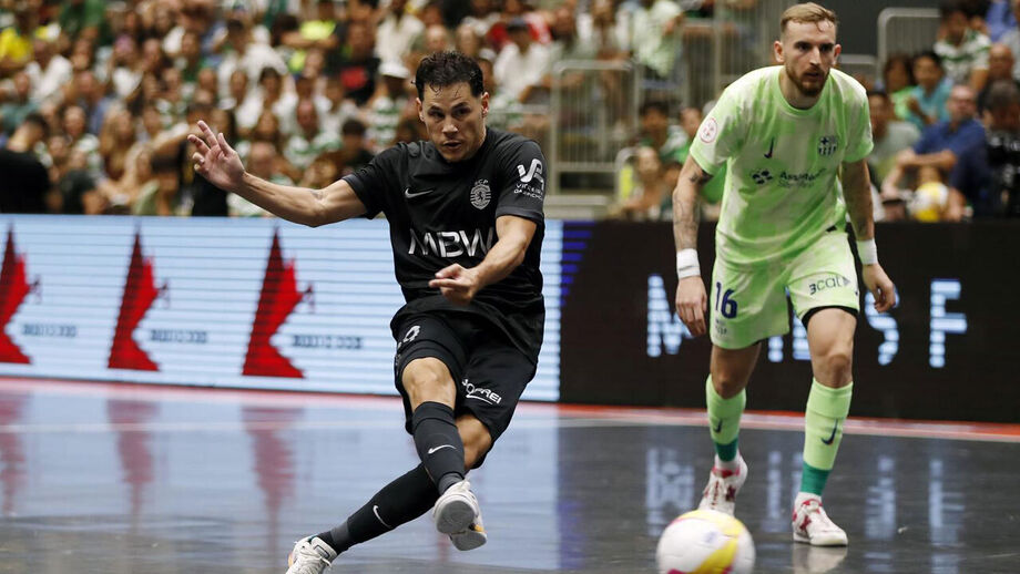 Alex Merlim num jogo com o Barcelona 