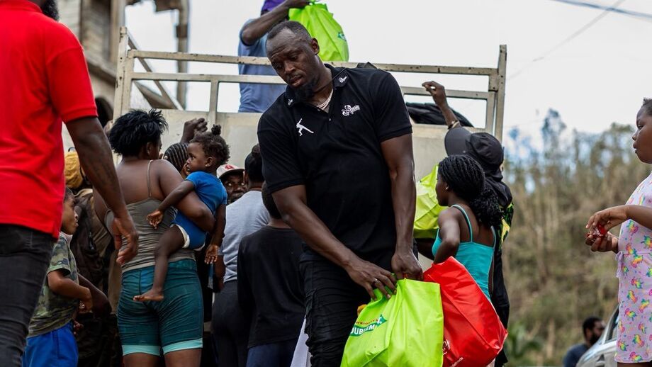 Usain Bolt ajuda vítimas do furacão Melissa em Sherwood Content, Jamaica