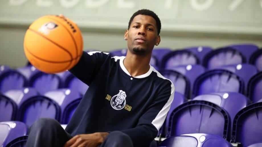 Cornelius Hudson reforça equipa de basquetebol do FC Porto