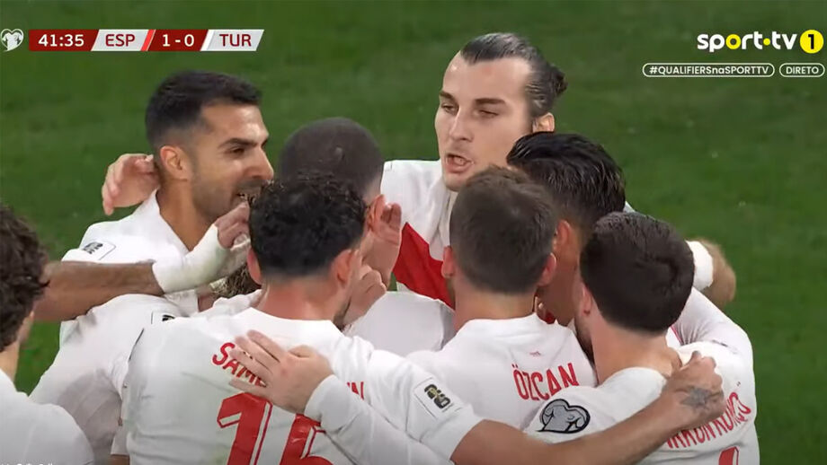 Deniz Gül marca pela Turquia no jogo contra a Espanha em Sevilha