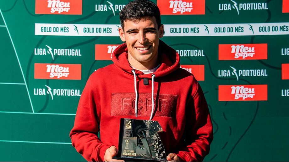 Costinha com o galardão de Golo do Mês