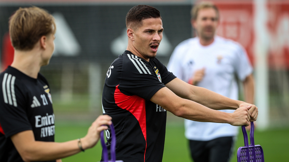 Ivanovic com Schjelderup durante o treino do Benfica