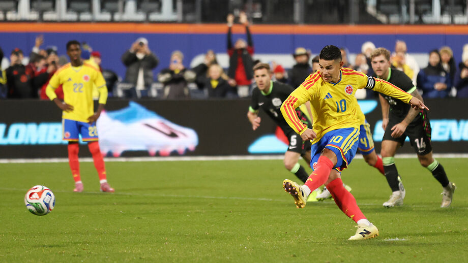 James Rodríguez apontou o primeiro golo da Colômbia no particular com a Austrália