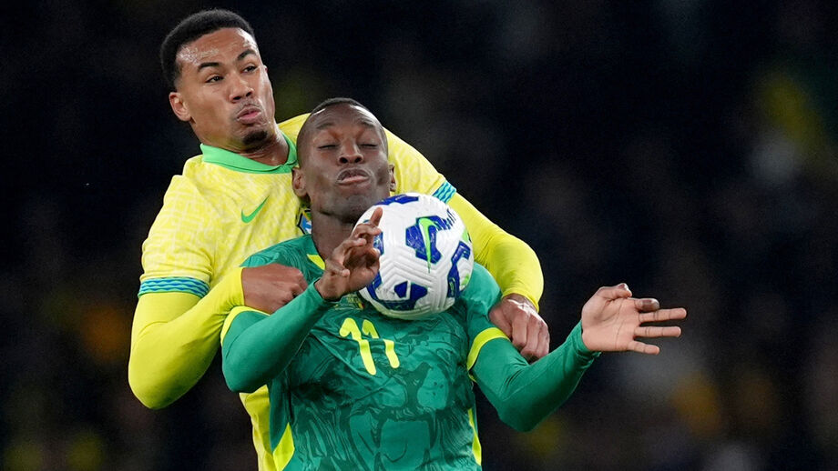 Gabriel Magalhães disputa a bola com Nicolas Jackson durante o particular entre Brasil e Senegal