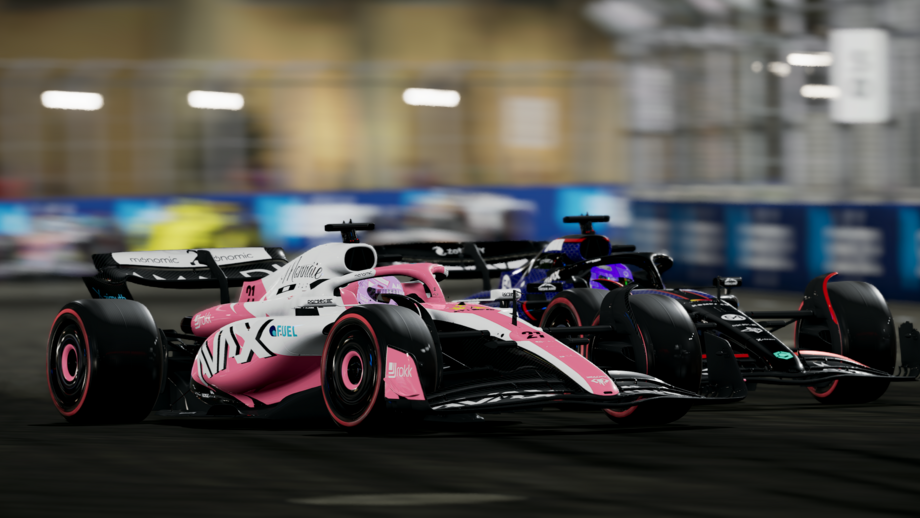 Dois carros de Fórmula 1 competem numa pista iluminada