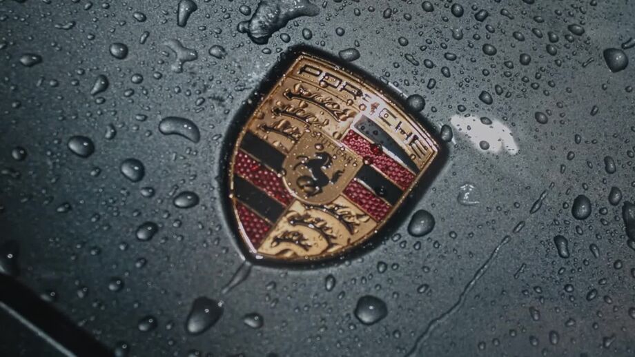 Já na quarta geração, este SUV de 4,99 metros de comprimento e mais de 2,5 toneladas de peso combina a mais recente linguagem de estilo da insígnia alemã.