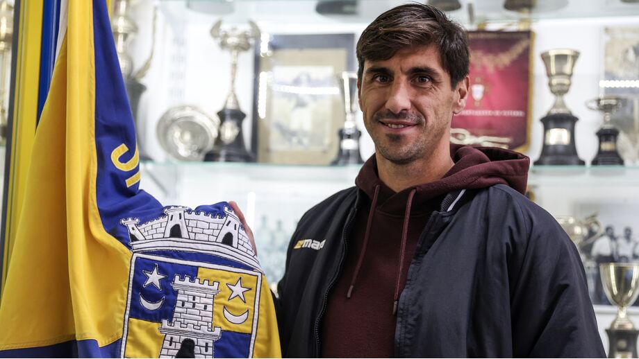 David Maside procura travar Farioli no jogo Sintrense-FC Porto