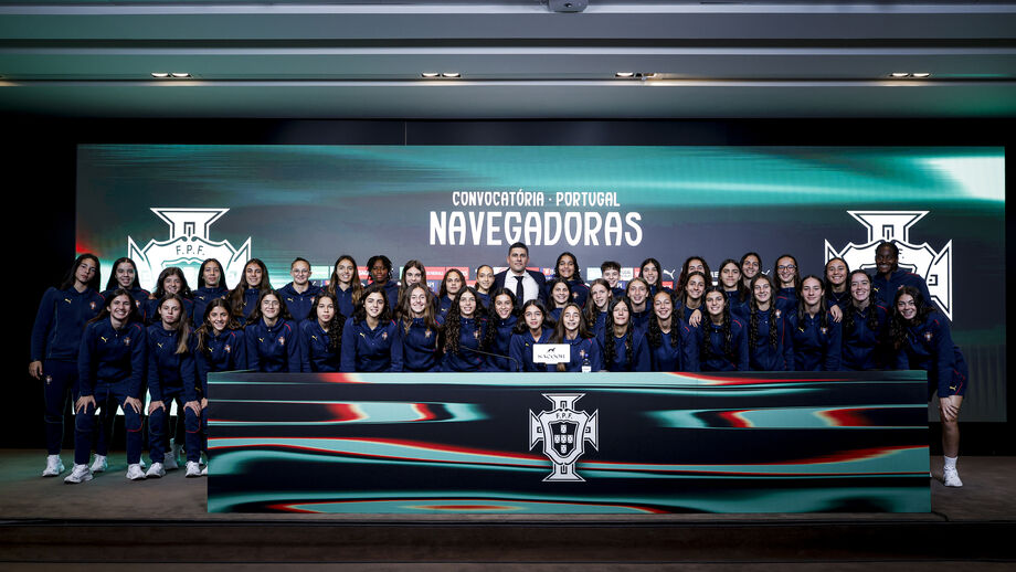 MOMENTO. A conferência de imprensa contou com a presença das seleções femininas de sub-15 e sub-17, que assistiram ao anúncio de Francisco Neto. No final, a tradicional foto de família