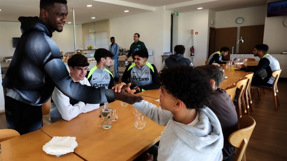 Uma manhã especial: trio de jogadores da formação do Sporting conviveu com a equipa principal na Academia