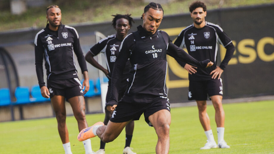 Dailon Livramento em ação num treino sob olhar de três companheiros