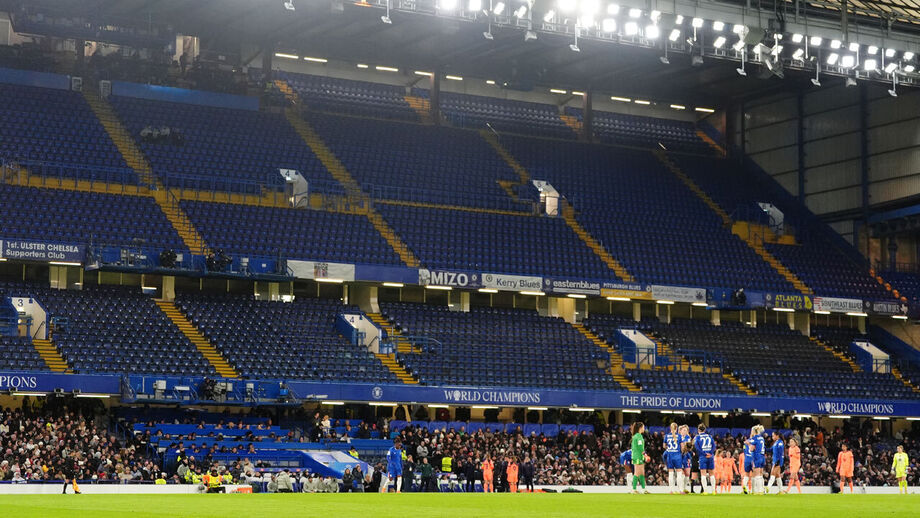 Chelsea-Barcelona esteve interrompido devido a falha de energia em Stamford Bridge: VAR deixou de funcionar