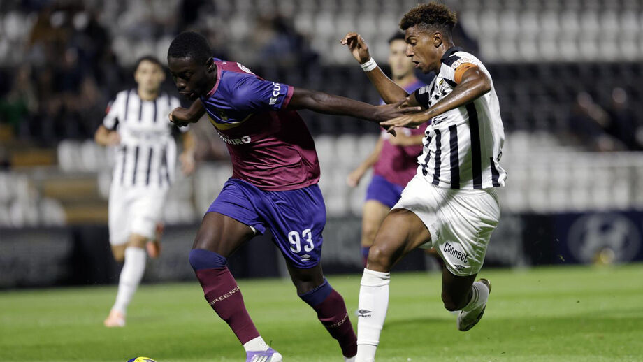 Mohamed Ali-Diadié (à esquerda) tem sido seguido por clubes da Liga Betclic