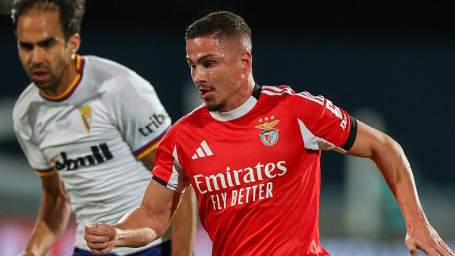 Ricardo Dias persegue Ivanovic durante o Atlético-Benfica