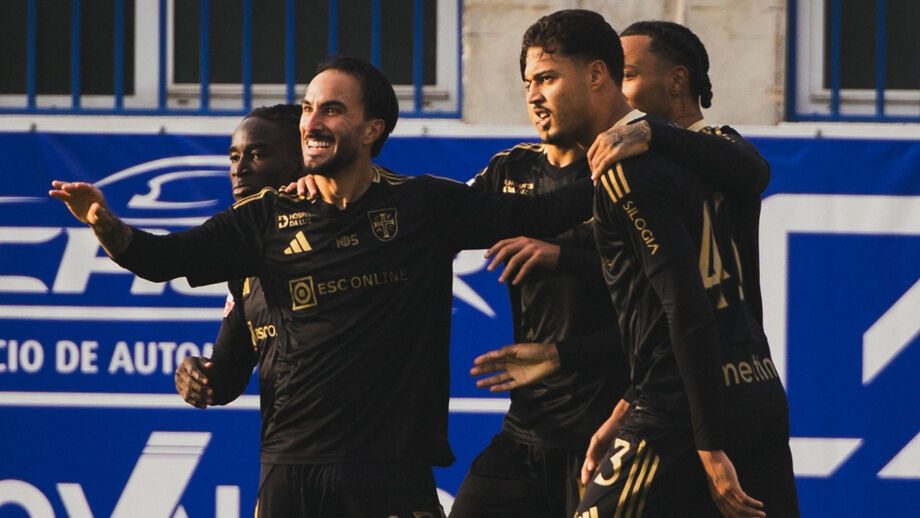 Seba Pérez festeja golo com os companheiros 