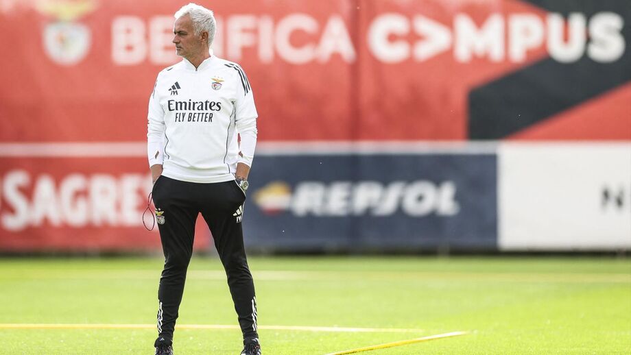 Mourinho observa treino no Benfica Campus