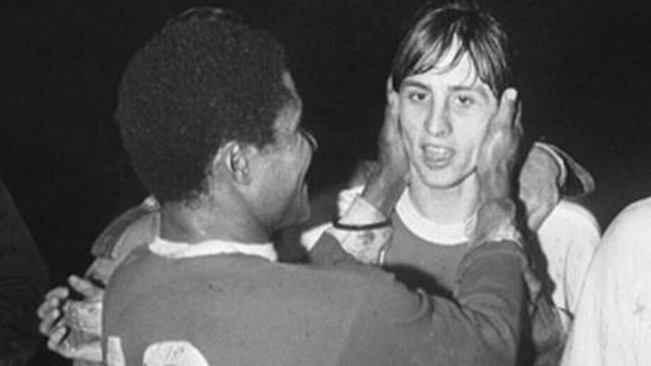 Eusébio e Cruyff num duelo entre Ajax e Benfica