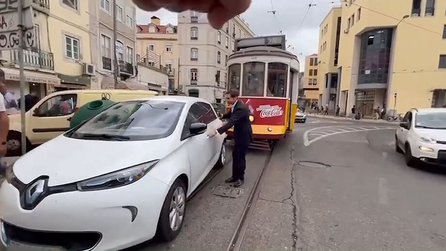 No vídeo, que já conta com milhares de visualizações, ouve-se a ‘buzina’ insistente do elétrico, o icónico 28, bloqueado pelo carro do deputado