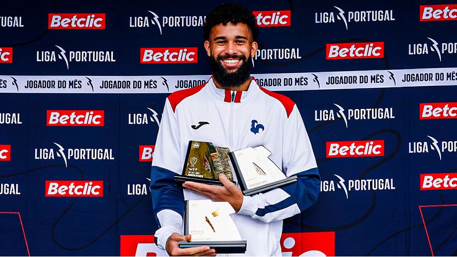 Jogador recebe prémios de jogador do mês da Liga Portugal