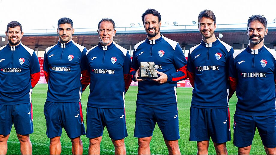 César Peixoto com a sua equipa técnica, após receber o prémio de Treinador do Mês