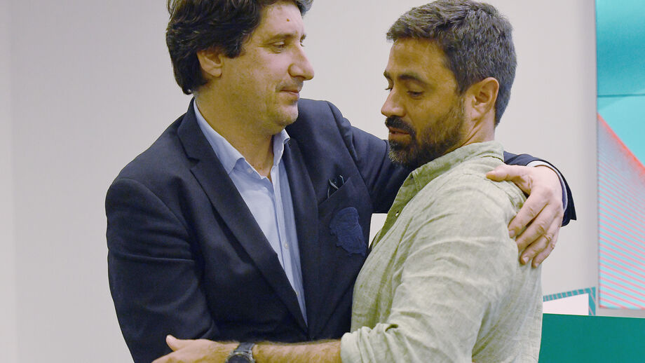 Abraço entre António Leitão Amaro e Hugo Carvalho após sucessão em Matosinhos