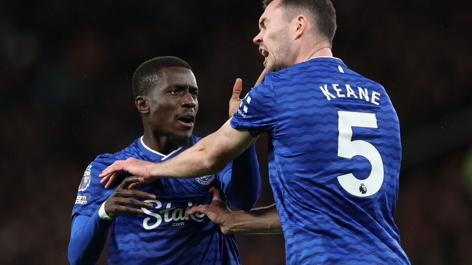 Gana Gueye desentende-se com Michael Keane durante o jogo com o Manchester United