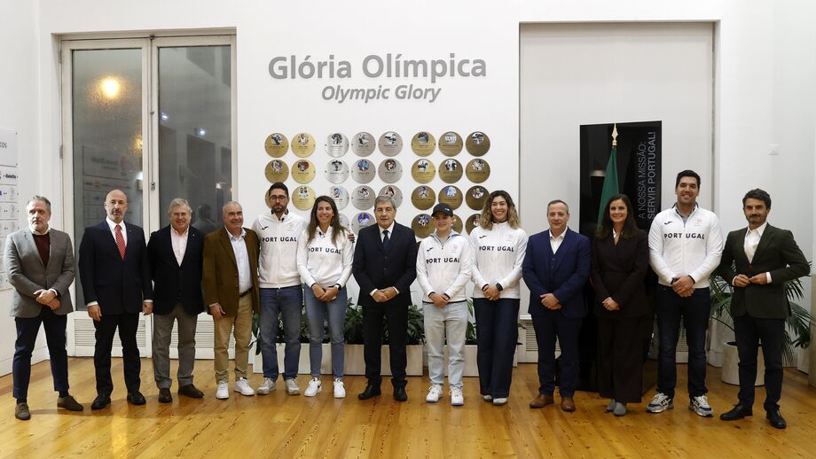 Atletas olímpicos e representantes do governo promovem o desporto nacional