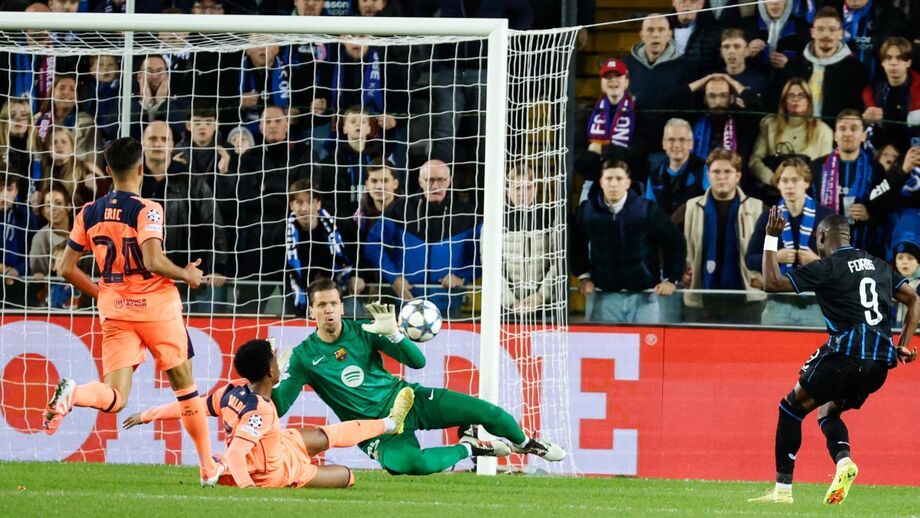 Carlos Forbs bisou frente ao Barcelona