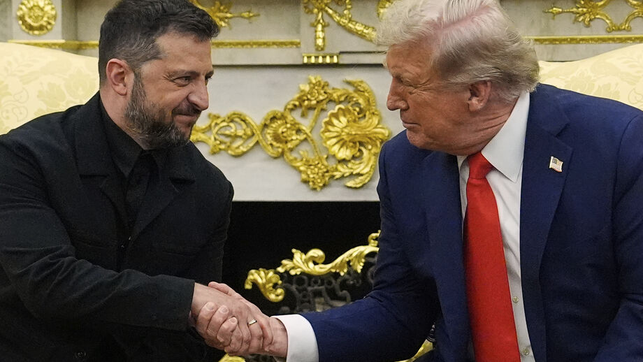 Aperto de mão entre Donald Trump e Volodymyr Zelensky