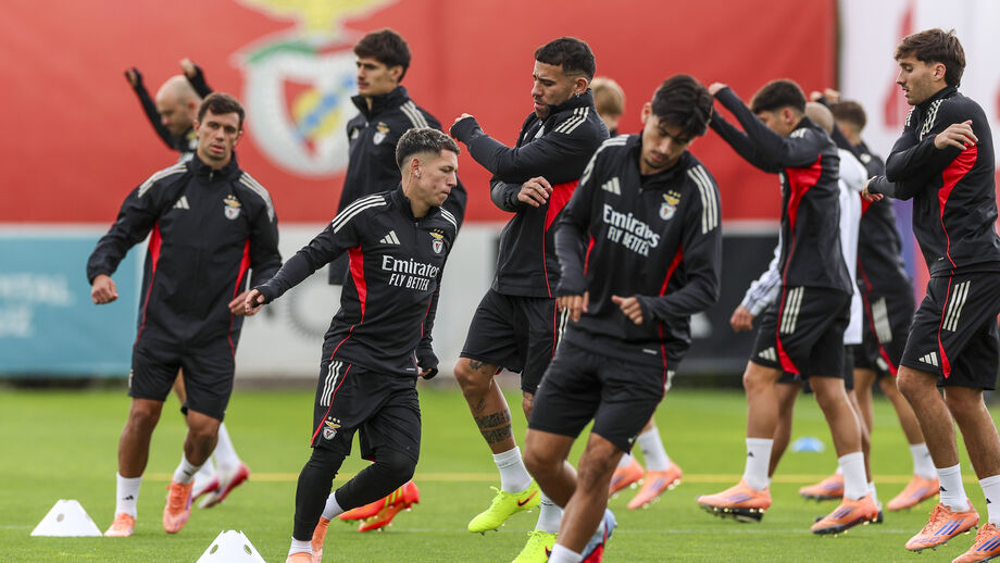 Jogadores do Benfica no último treino antes do jogo com o Ajax