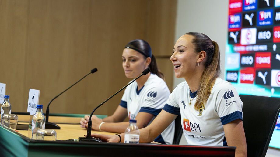Érica Cancelinha e Inês Meninas em conferência na Cidade do Futebol