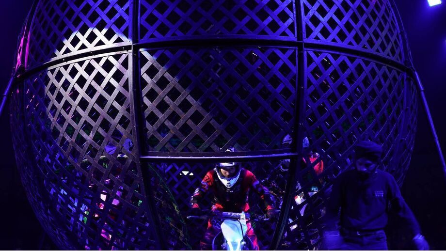 Acrobata morre no 'Globo da Morte' em Itália após colisão durante espetáculo