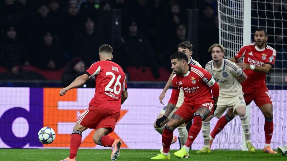 Dahl faz o primeiro golo no Ajax-Benfica