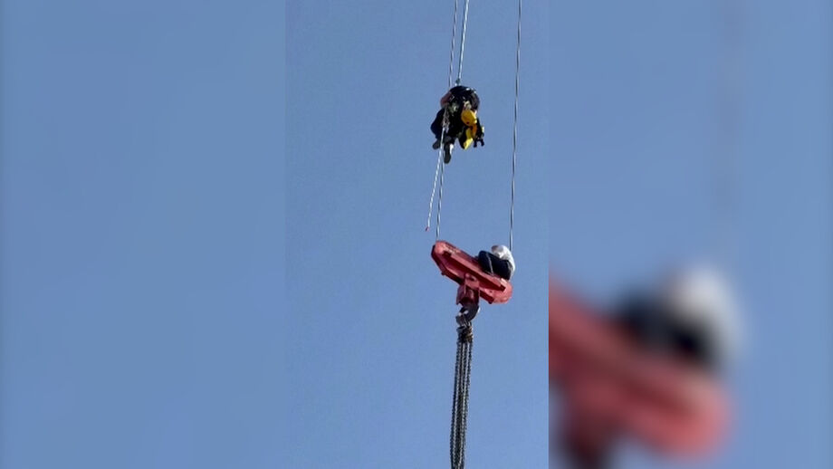 Ficou pendurado num guindaste a uma altura equivalente a 36 pisos