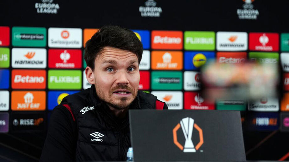 Danny Röhl, treinador do Rangers, em conferência de imprensa 