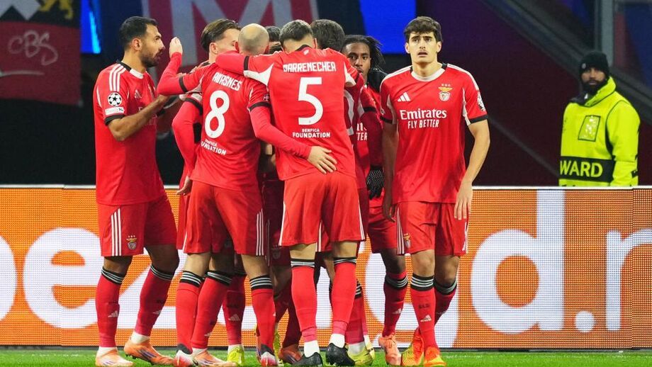 Jogadores do Benfica celebram em Amesterdão