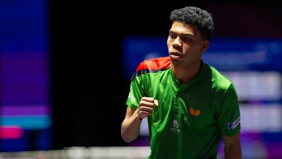 Tiago Abiodun celebra vitória no Mundial Jovem de ténis de mesa