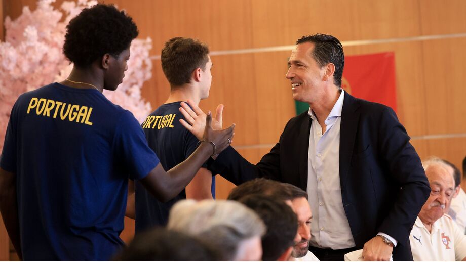Pedro Proença cumprimenta jogadores da seleção nacional de sub-17 no Qatar