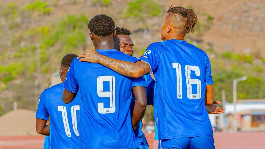 Jogadores do Songo celebram título de campeão de futebol moçambicano