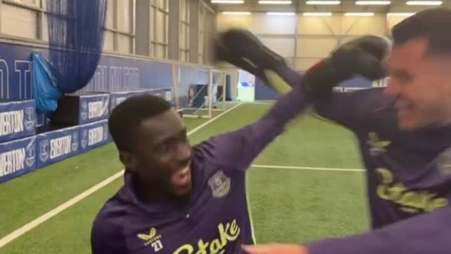 Momento de boa disposição no centro de treinos do Everton 