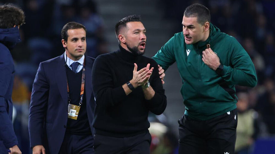 Francesco Farioli reage junto ao banco de suplentes do FC Porto