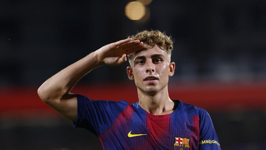 Fermín celebra 100 jogos pelo Barça com prenda do plantel no duelo com Chelsea.
