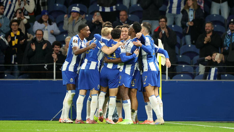Jogadores do FC Porto festejam durante a vitória sobre o Nice