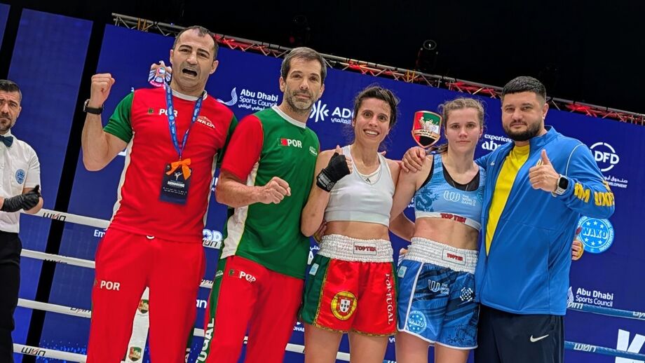 A nova campeã mundial de -60kg com os treinadores e a adversária