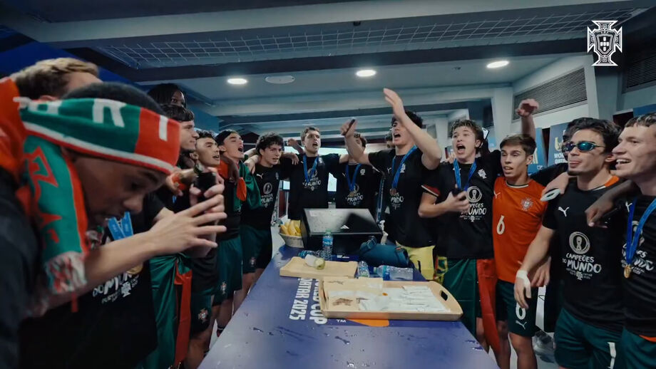 Jogadores cantaram 'Melhor de mim' a uma só voz no balneário