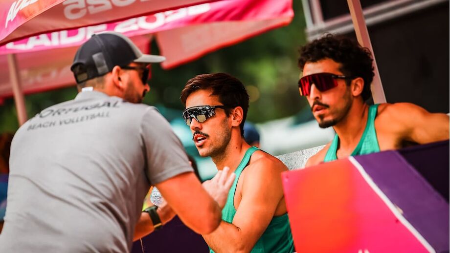 João Pedrosa e Hugo Campos, atletas de voleibol de praia, em Adelaide.
