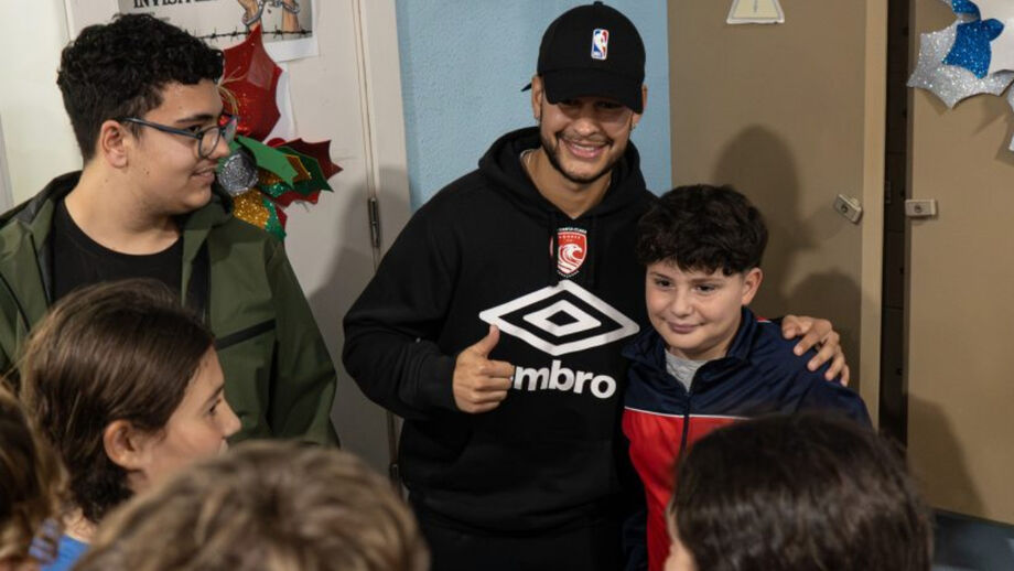Sidney Lima com alunos da Escola Secundária da Ribeira Grande