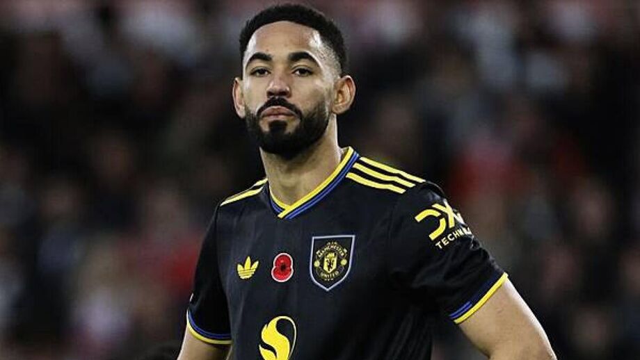 Jogador do Manchester United com a camisola preta e amarela