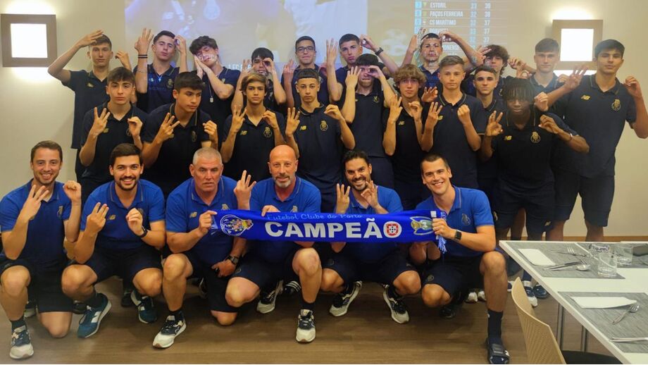 Mateus Mide atrás de Rodrigo Mora, o terceiro na fila do meio