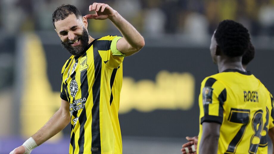 Benzema celebra com Roger na goleada (4-1) do Al Ittihad ao Al Shabab